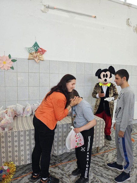 „Copiii sunt mâinile cu care ne prindem de rai". - Henry Beecher