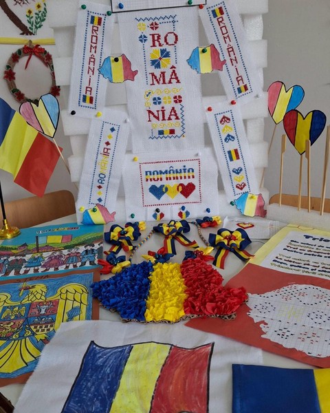 Elevii școlii noastre au celebrat Ziua Națională prin activități pline de voie bună și creativitate 💙💛❤️ 